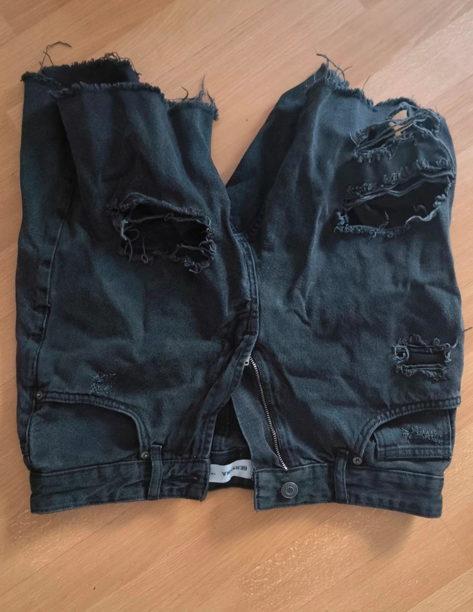Shorts vaqueros negros rotos Bershka